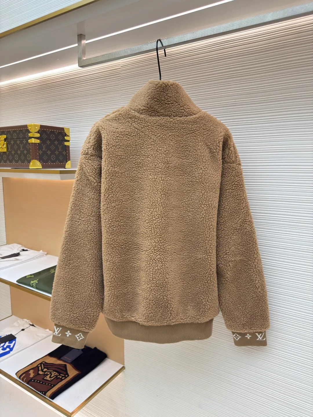 LOUIS VUITTON Teddy sheep wool blended suede tunic jacket ●Authentic product: Purchased and developed by 16999 ●Item number: 1680678-B70 ●Fabric: Lamb wool fabric ●Technology: Positioned cutting machine ●Version: Fitted version ●Weight: about 900 grams ●Size: S-M-L-XL ●Description: Made of high-quality lamb wool fabric, the fluff is fine and soft, rich to the touch, the fluff is tight and even, not easy to shed, ensuring the quality and durability of the jacket; the collar adopts a stand-up collar design, which has been treated with special technology to be stiff and stylish, which can protect the neck from cold wind; the brand on the zipper head The logo is exquisite and compact, adding to the beauty of the details; the brand leather patch on the left chest is made of high-quality material, and the embossed brand logo is clear and three-dimensional, with full texture, which enhances the recognition and high-end sense of the jacket; during the sewing process, the stitches are fine and even, especially the splicing of the lamb wool fabric, which is smooth and firm. The overall wiring is straight and delicate, the fabric is comfortable and soft, and the color is consistent without color difference. It can be matched with the same style to create a fashionable look and control various occasions. Customized accessories, complete with three standards, same style for men and women!